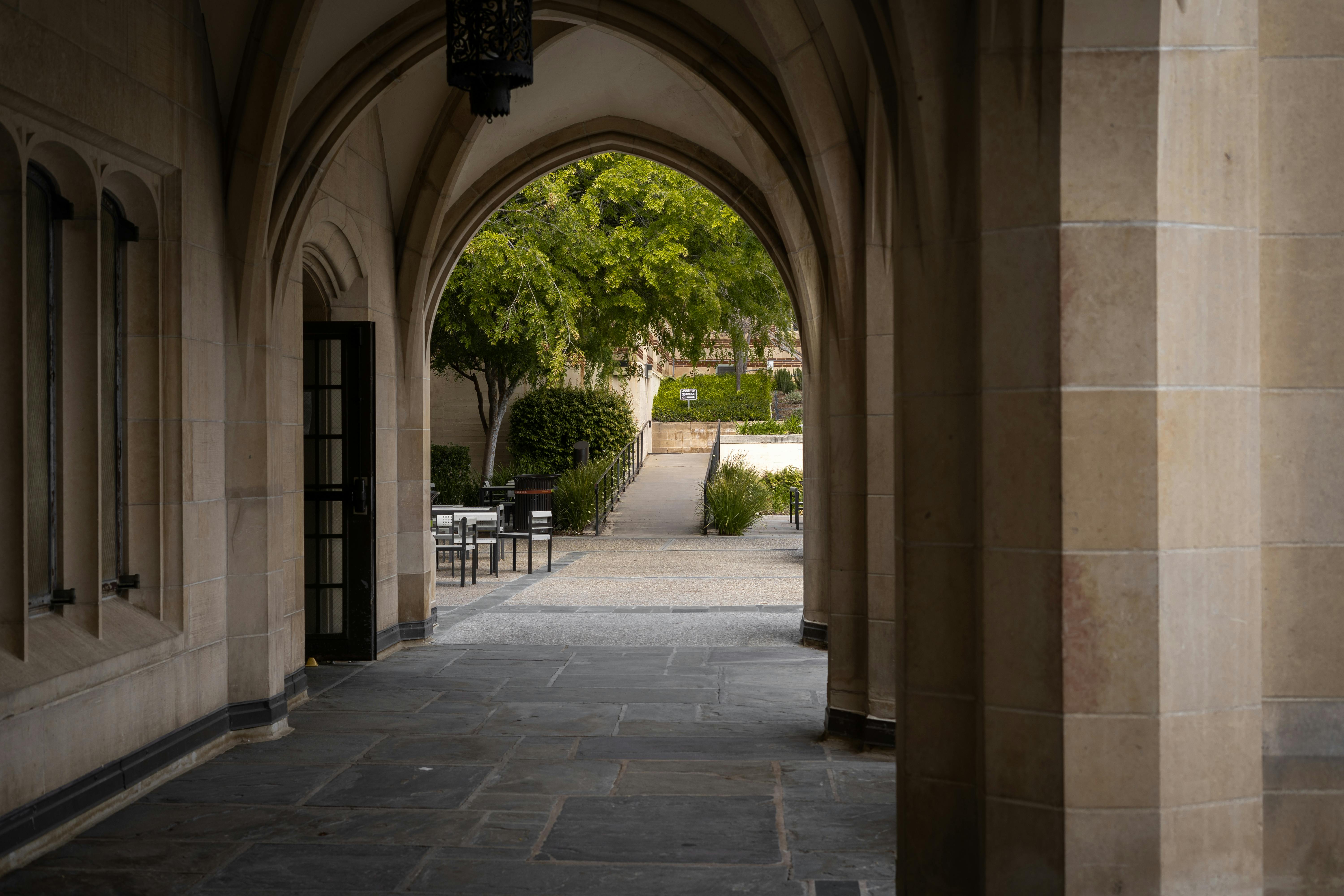 萨里大学 admission requirements